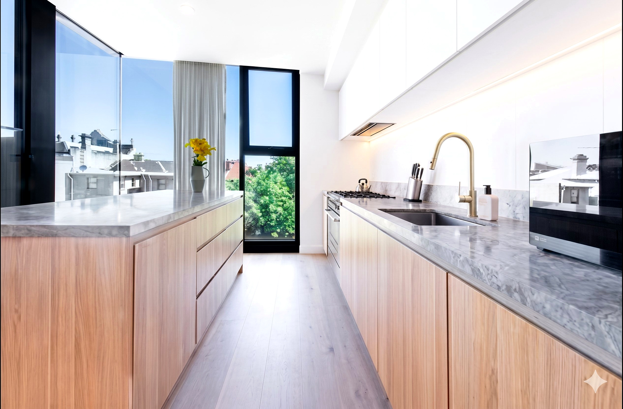Kitchen island & dining
